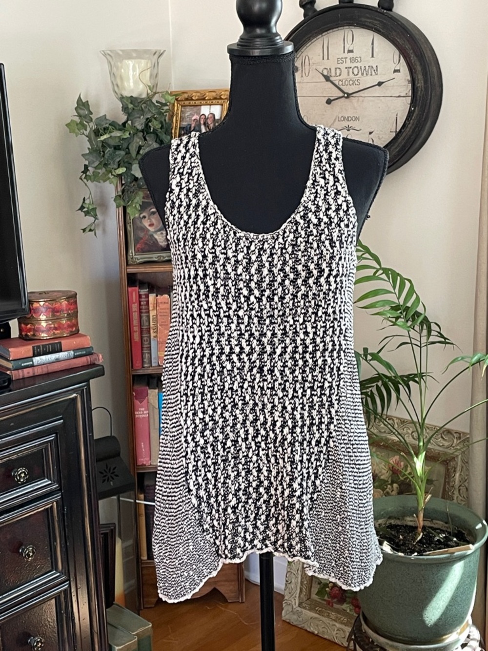 CAbi Black & White Textured Knit Scoop Neck Sweater Tank